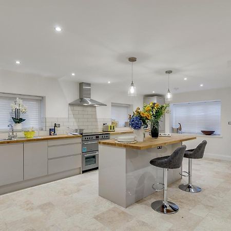 Spacious 6-Bed Home, Near The Norfolk Broads Clippesby エクステリア 写真