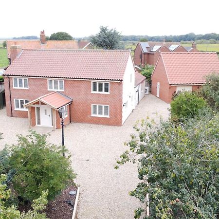 Spacious 6-Bed Home, Near The Norfolk Broads Clippesby エクステリア 写真