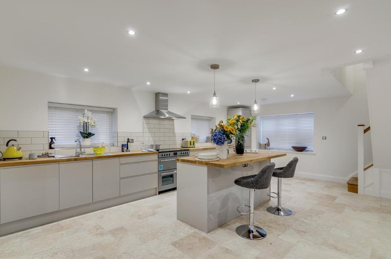 Spacious 6-Bed Home, Near The Norfolk Broads Clippesby エクステリア 写真