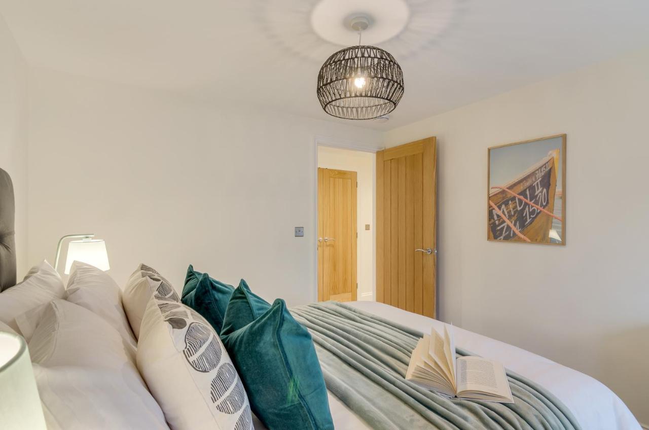 Spacious 6-Bed Home, Near The Norfolk Broads Clippesby エクステリア 写真