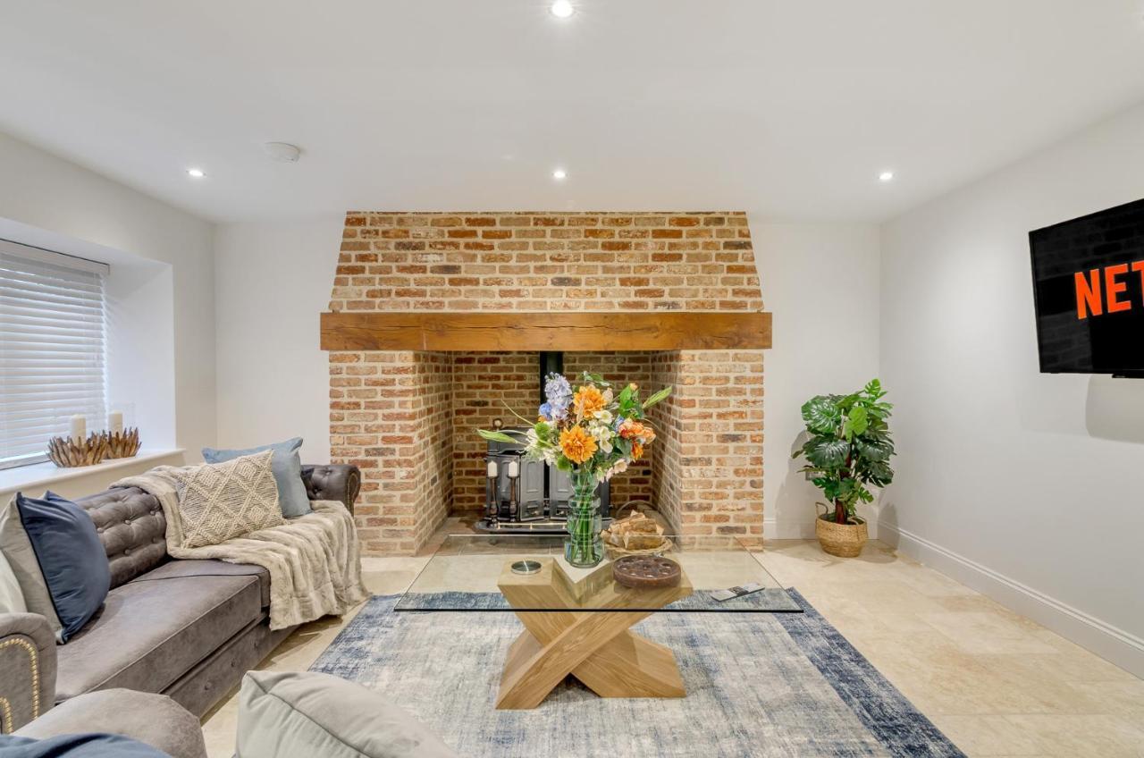 Spacious 6-Bed Home, Near The Norfolk Broads Clippesby エクステリア 写真