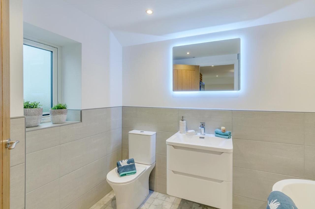 Spacious 6-Bed Home, Near The Norfolk Broads Clippesby エクステリア 写真