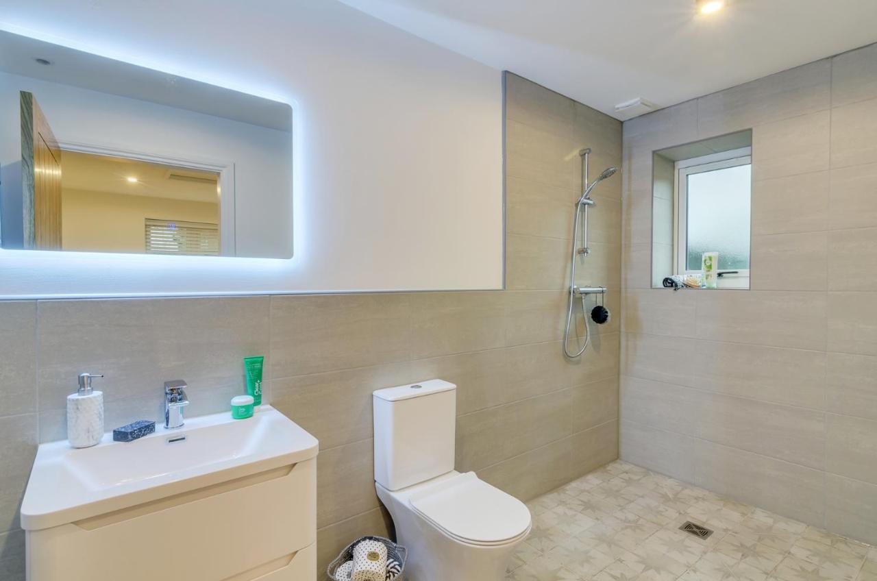 Spacious 6-Bed Home, Near The Norfolk Broads Clippesby エクステリア 写真