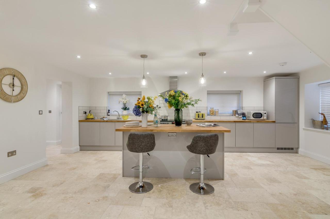Spacious 6-Bed Home, Near The Norfolk Broads Clippesby エクステリア 写真
