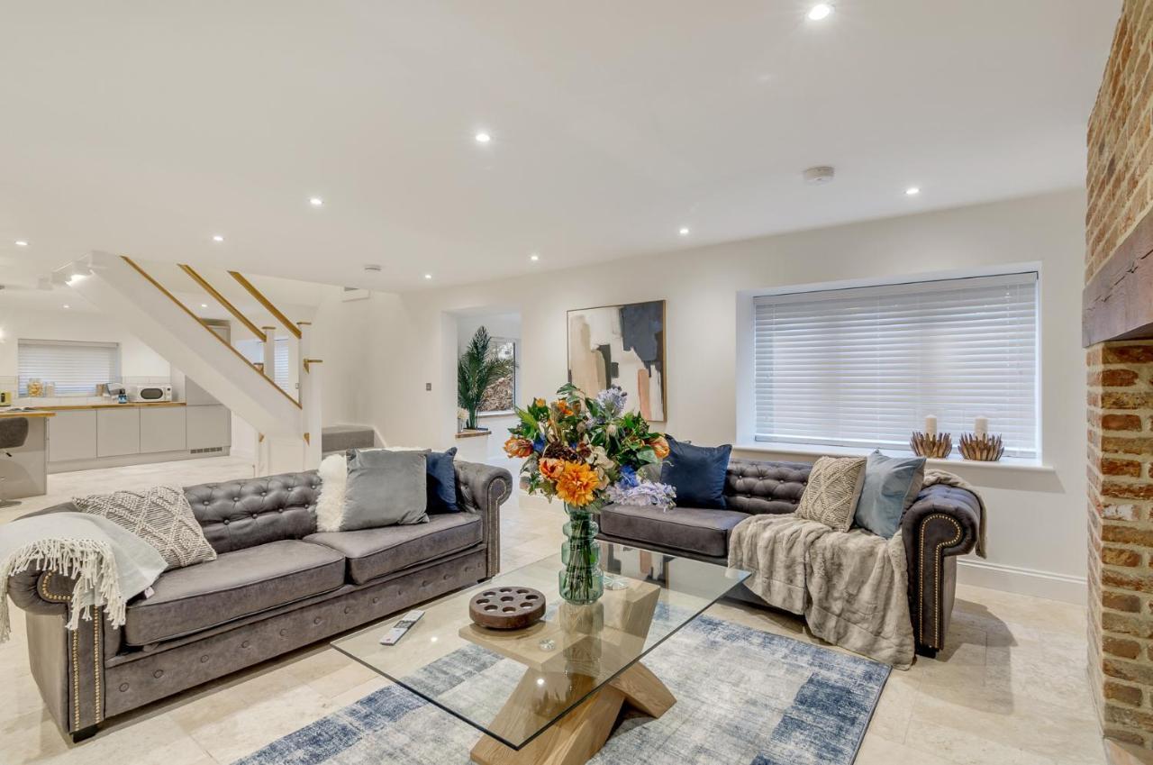 Spacious 6-Bed Home, Near The Norfolk Broads Clippesby エクステリア 写真