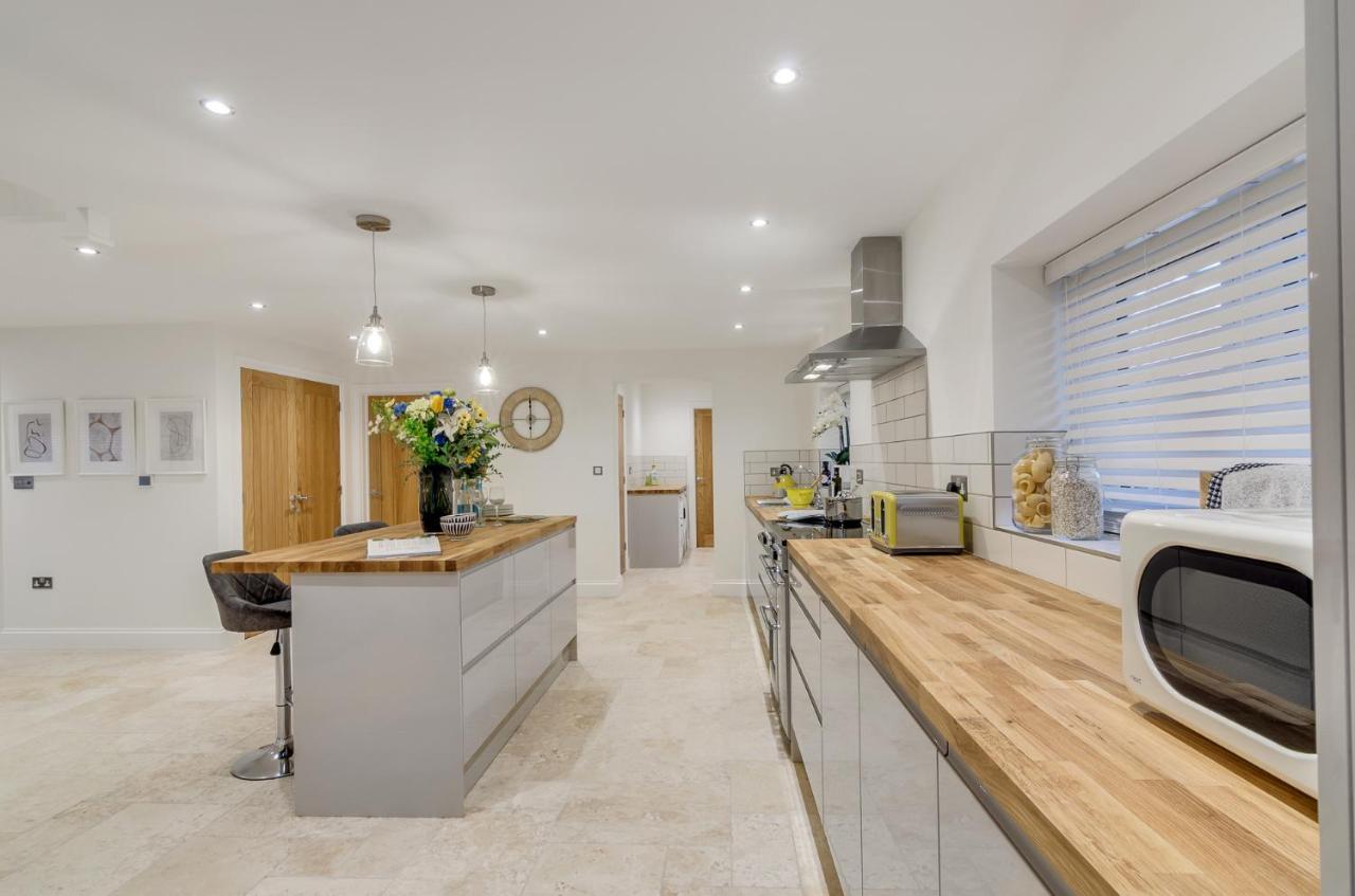 Spacious 6-Bed Home, Near The Norfolk Broads Clippesby エクステリア 写真