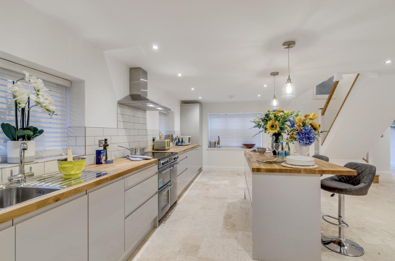 Spacious 6-Bed Home, Near The Norfolk Broads Clippesby エクステリア 写真