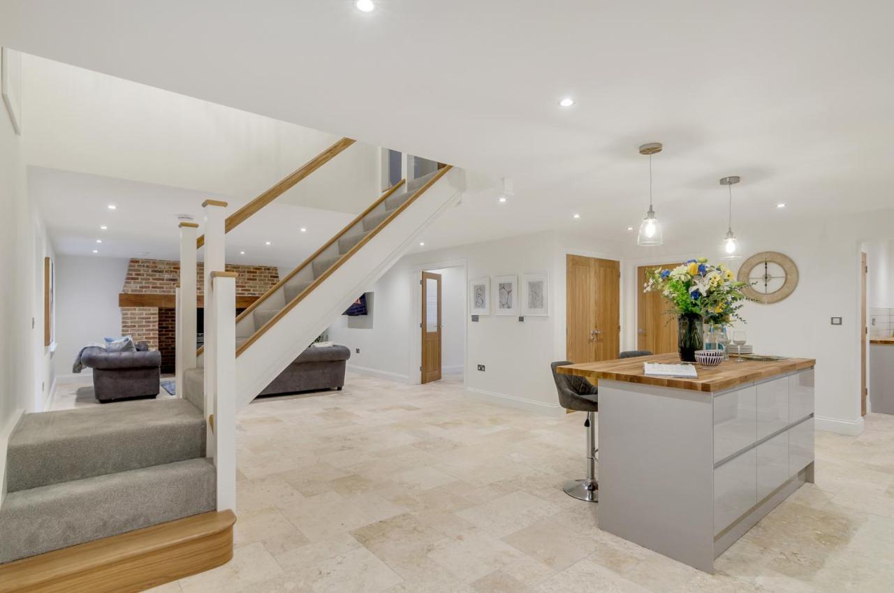 Spacious 6-Bed Home, Near The Norfolk Broads Clippesby エクステリア 写真