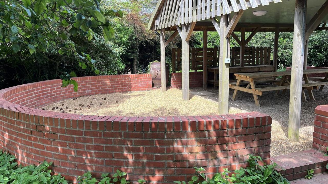 Spacious 6-Bed Home, Near The Norfolk Broads Clippesby エクステリア 写真