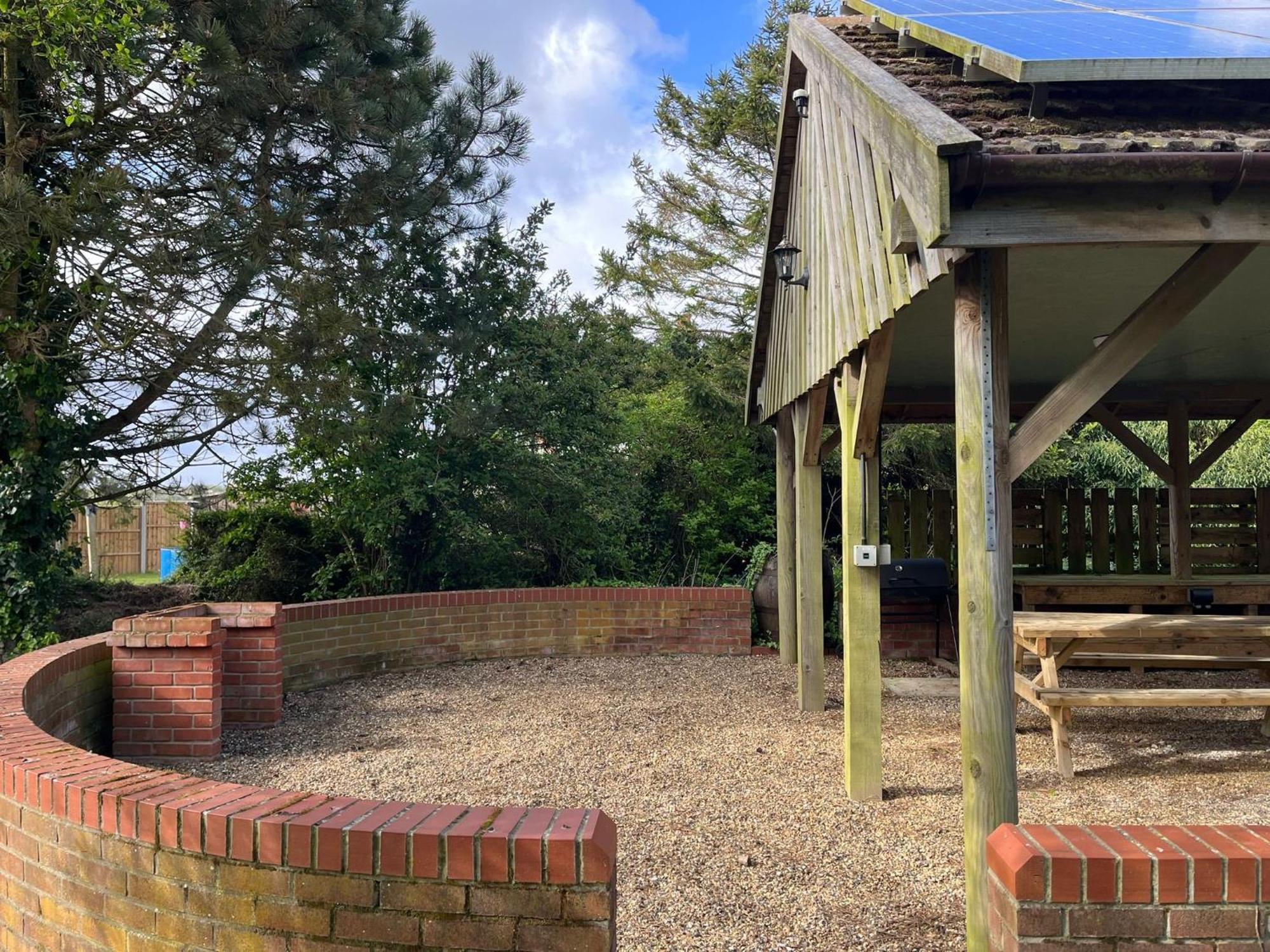 Spacious 6-Bed Home, Near The Norfolk Broads Clippesby エクステリア 写真